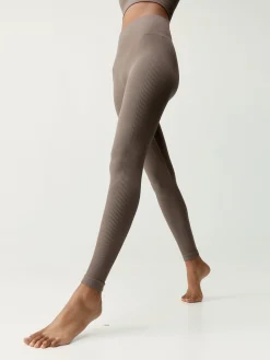 Born Living Yoga Legging Flow Topo><noscript><img width=